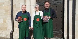 Jens Junginger, Ilke Büchler und Kay Kutzner (von links) mit ihren neuen Schürzen.